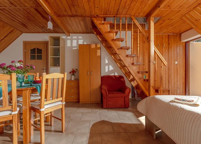 Dom Goscinny W Lesie 波别罗沃